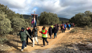 Peregrinos andando por el campo