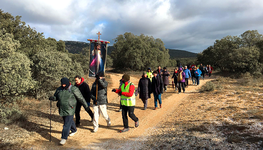 Pellegrini a piedi in campagna