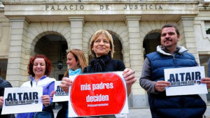 Manifestantes a favor de la educación diferenciada frente al Palacio de Justicia.