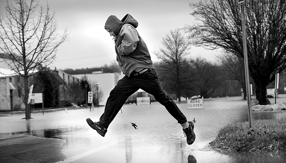 Hombre saltando un charco.