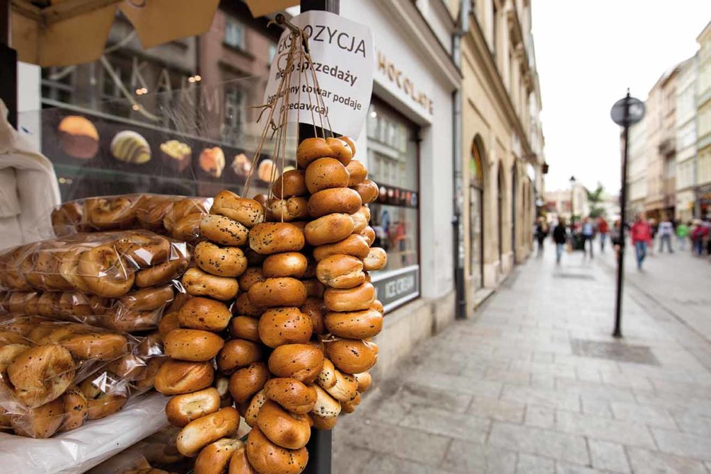 Dulces típicos en una calle del barrio judío de Kazimierz, en Cracovia.