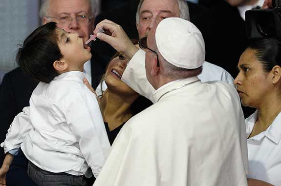 François offre un vaccin à un enfant.