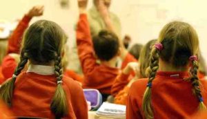 Ragazze in una classe di scuola primaria che insegnano.