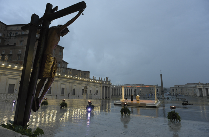 Plaza de San Pedro con el Papa