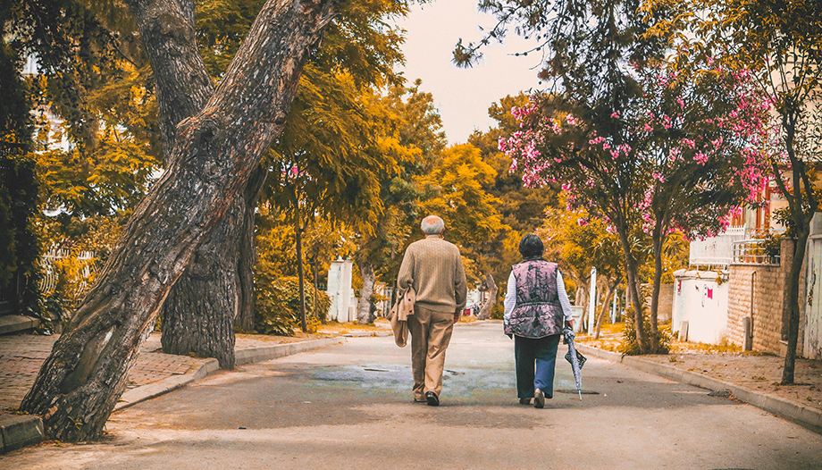 walking ancanos couple