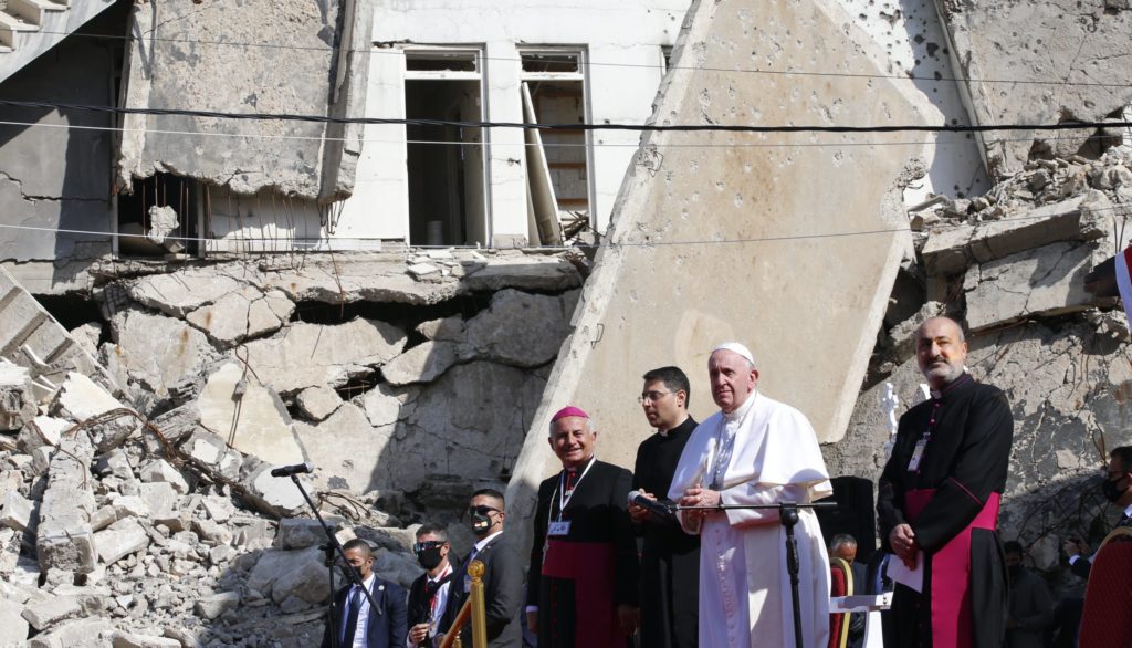 papa en mosul ruinas