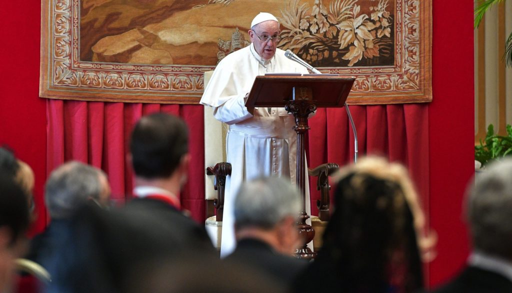 el papa habla a los diplomáticos