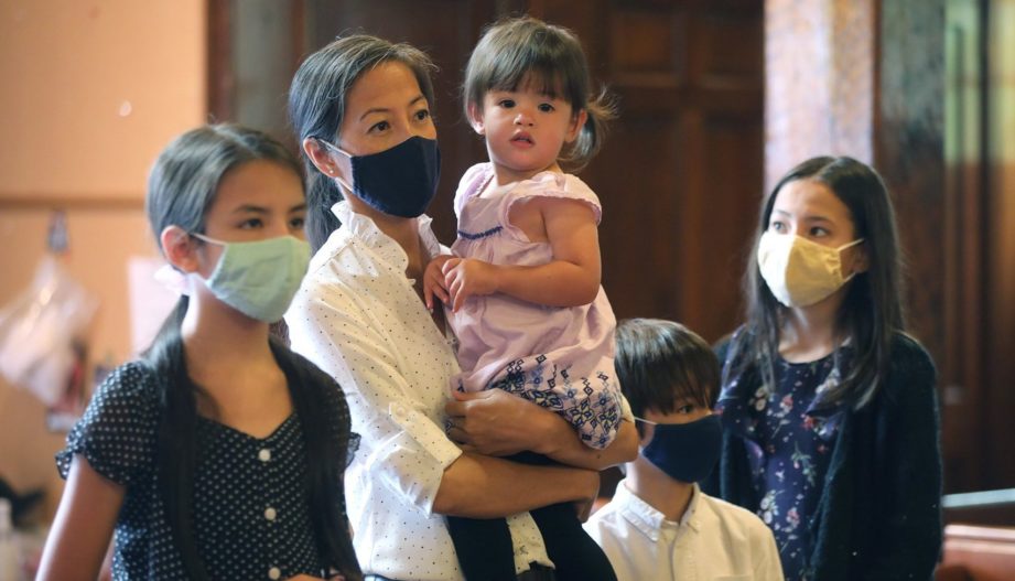 una familia atiende en misa