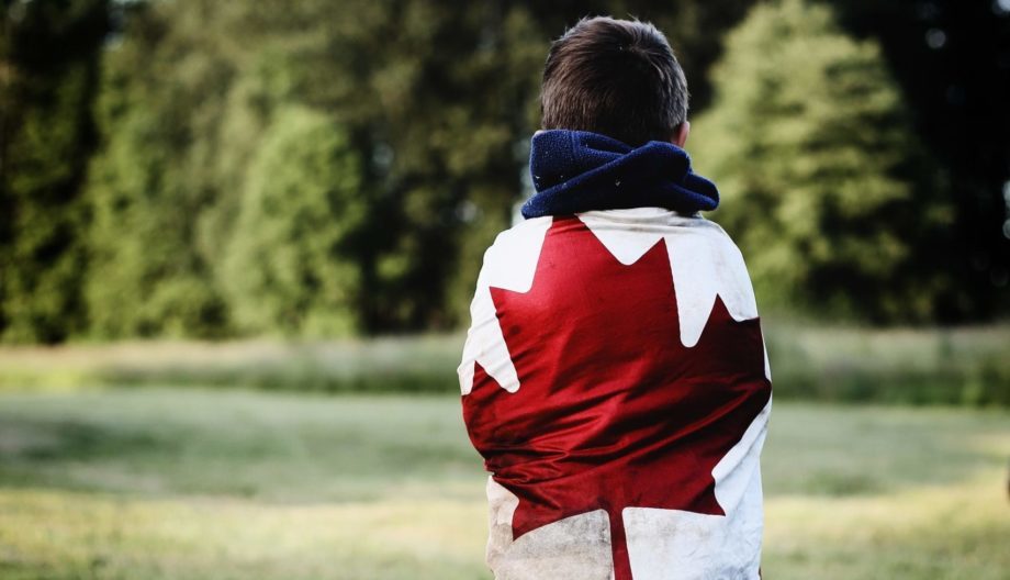 niño con la bandera de Canada