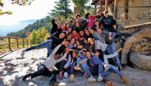 Grupo grande de jóvenes posando para la foto.