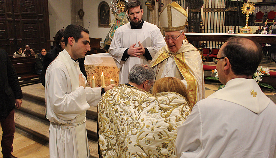 The bishop blesses the couples.