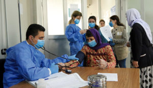 Une femme irakienne déplacée reçoit des soins médicaux dans un camp à Dahuk, en Irak.