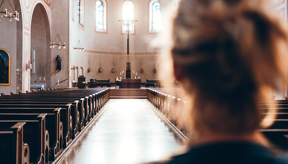 mujer iglesia