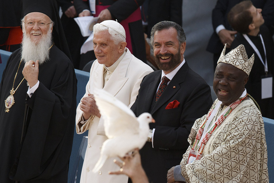 El patriarca ecuménico Bartolomé de Constantinopla, Benedicto XVI, el rabino David Rosen y Wande Abimbola, de la religión Yoruba durante el encuentro por la paz de Asís el 27 de octubre de 2011 ©CNS photo/Paul Haring.