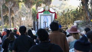 Un momento della processione sull'isola di Catalina.