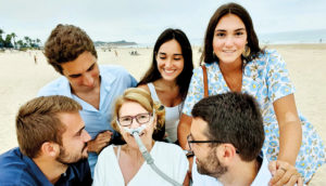 Águeda, que padece ELA, y su marido Alejandro con sus hijos, este verano en Cádiz.