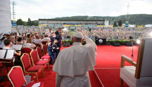 Le pape salue des jeunes au stade Lokomotiva de Košice, en Slovaquie.