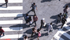 Gente cruzando la calle.