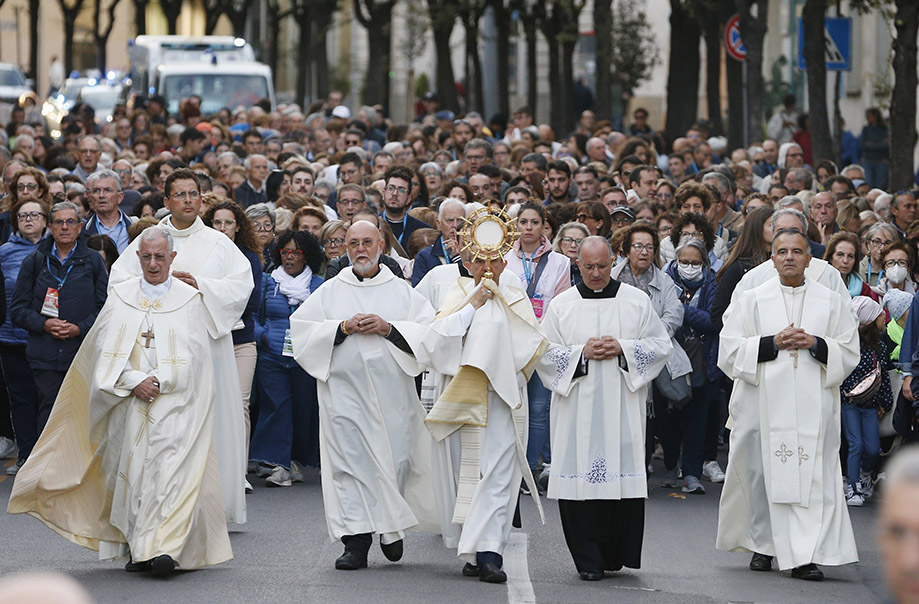 Procesión eucarística en Matera