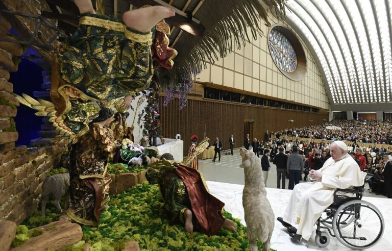 Der Papst vor der Weihnachtskrippe