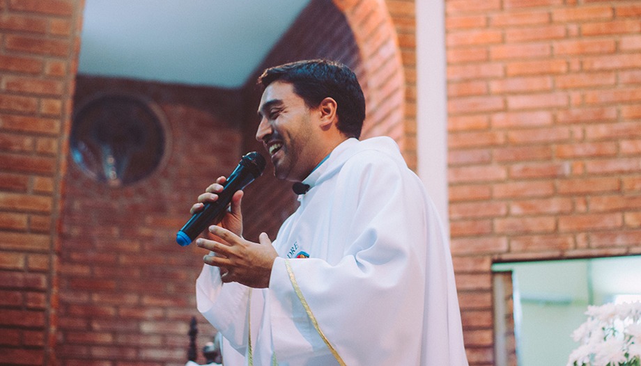 sacerdote homilia