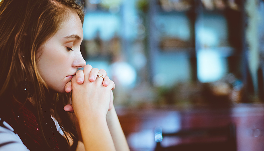 mujer iglesia