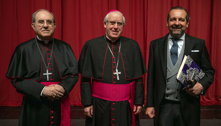 Mons. Asenjo, arzobispo emérito de Sevilla, Mons. Saiz Meneses, arzobispo de Sevilla y Enrique Casellas, pregonero de la Semana Santa de Sevilla 2023