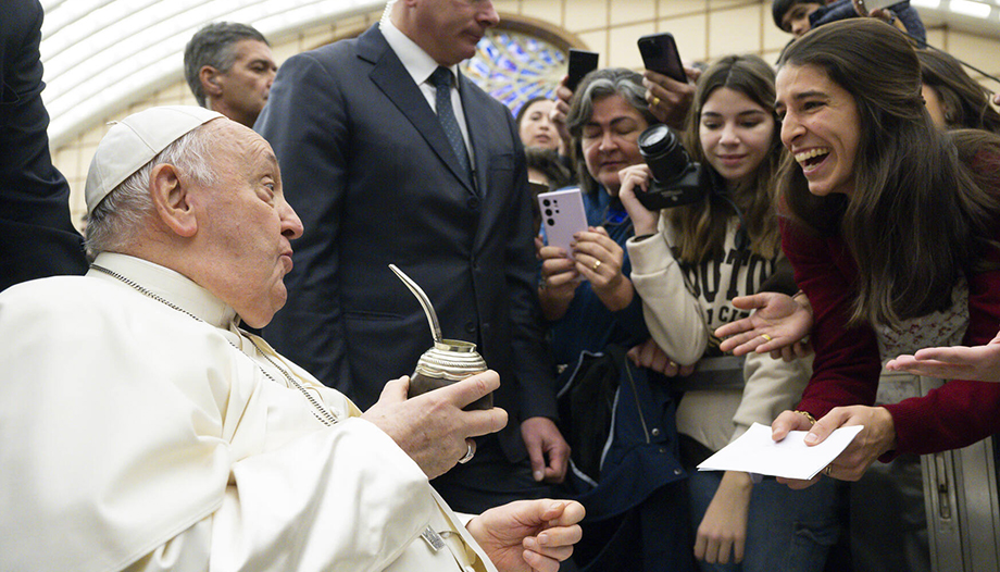 Victoria, la joven que invita a mate al Papa