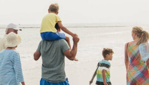 Familia pasea junto al mar