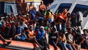 Migrantes llegan a Lampedusa en 2023