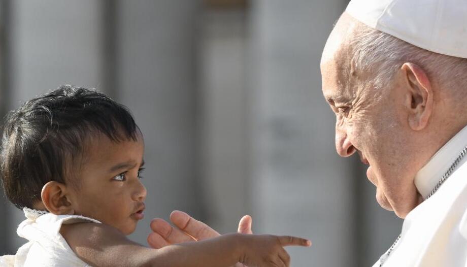 Papa bendice a un niño el 18 de septiembre de 2024