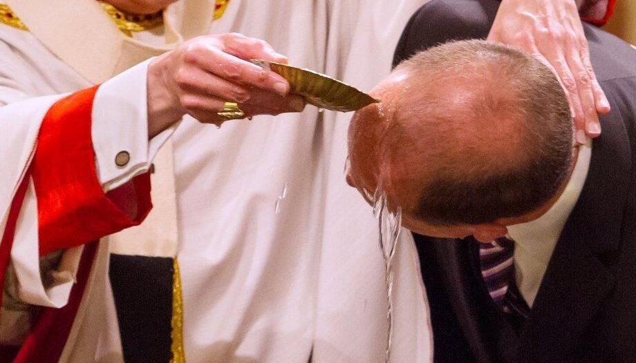 Bautizo de adulto en Vigilia Pascual.