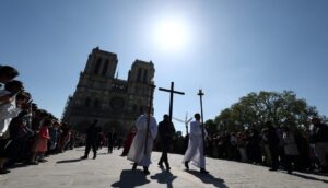 Prozession in Notre Dame, Paris.
