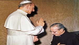 San Pablo VI bendice al beato Álvaro del Portillo.