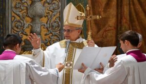 Papa León XIV, en su primera Misa como Pontífice el 9 de mayo de 2025., en la Capilla Sixtina.