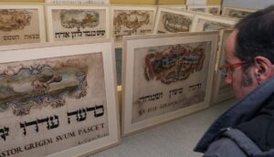 Carteles de artistas judíos en el Museo Judío de Roma.
