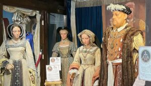 Heinrich VIII. mit einigen seiner sechs Ehefrauen in einem Wachsfigurenkabinett in Florida.
