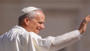 Papst Leo XIV. grüßt die Gläubigen am 4. Juni 2025.
