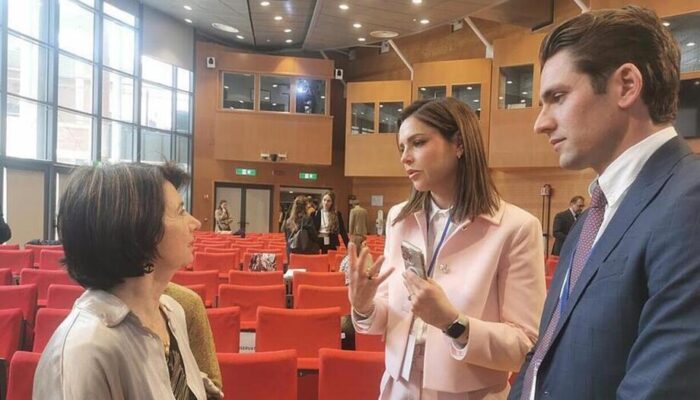 Olivia Maurel y su marido con la ministra italiana de Familia, en 2024.