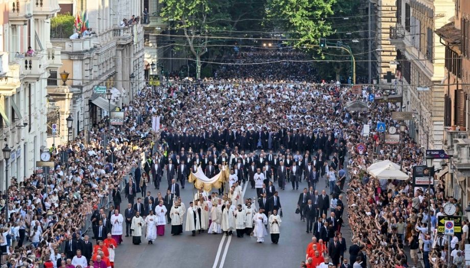 Pope in procession in Rome on Corpus Christi 2025