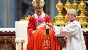 Der Papst verleiht den neuen Erzbischöfen am 29. Juni 2025 das Pallium.