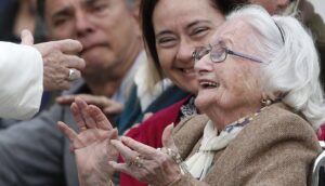 Großmutter empfängt Papst Franziskus im Vatikan.