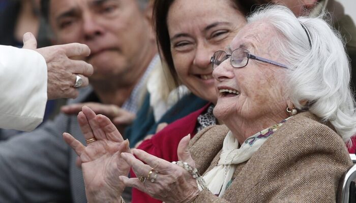 Abuela saluda al Papa Francisco en el Vaticano.