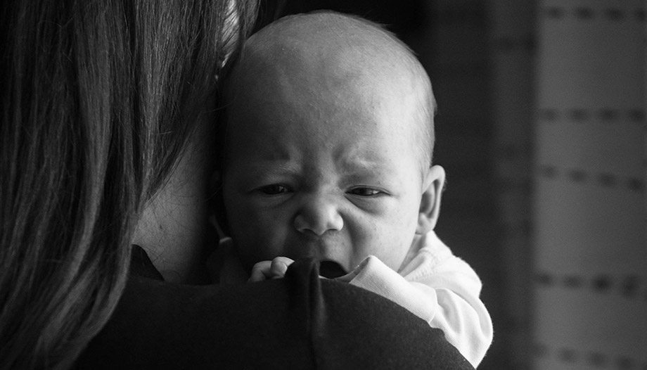 Das Baby, das bei der Messe weint