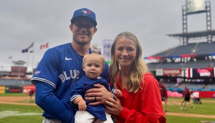 Jugador de béisbol Will Robertson, con su esposa, Morgan, y su hija Jonnie.