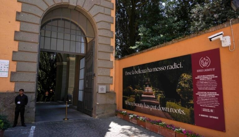 Paper villa in Castel Gandolfo, entrance.