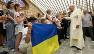 Papst Leo XIV. mit ukrainischen Kindern im Vatikan.