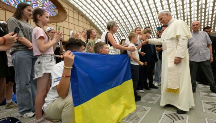 Papa León XIV con niños ucranianos en el Vaticano.