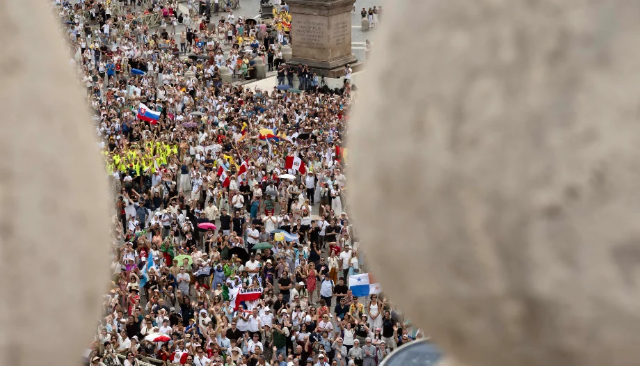 Leo XIV. begrüßt Tausende junger Menschen auf dem Petersplatz