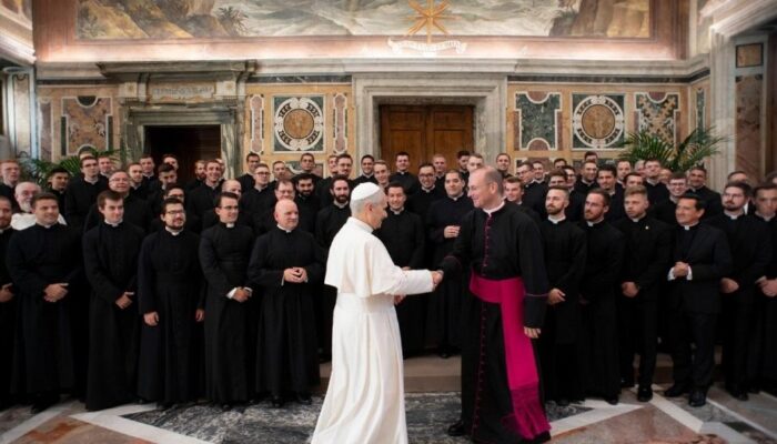 Papa con seminaristas americanos